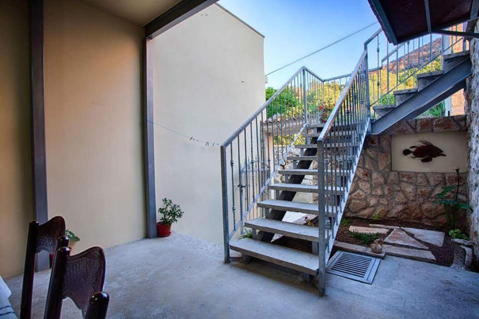 Apartment Domina Vis Exterior photo