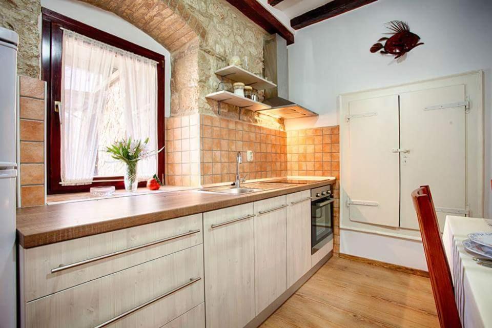 Apartment Domina Vis Exterior photo
